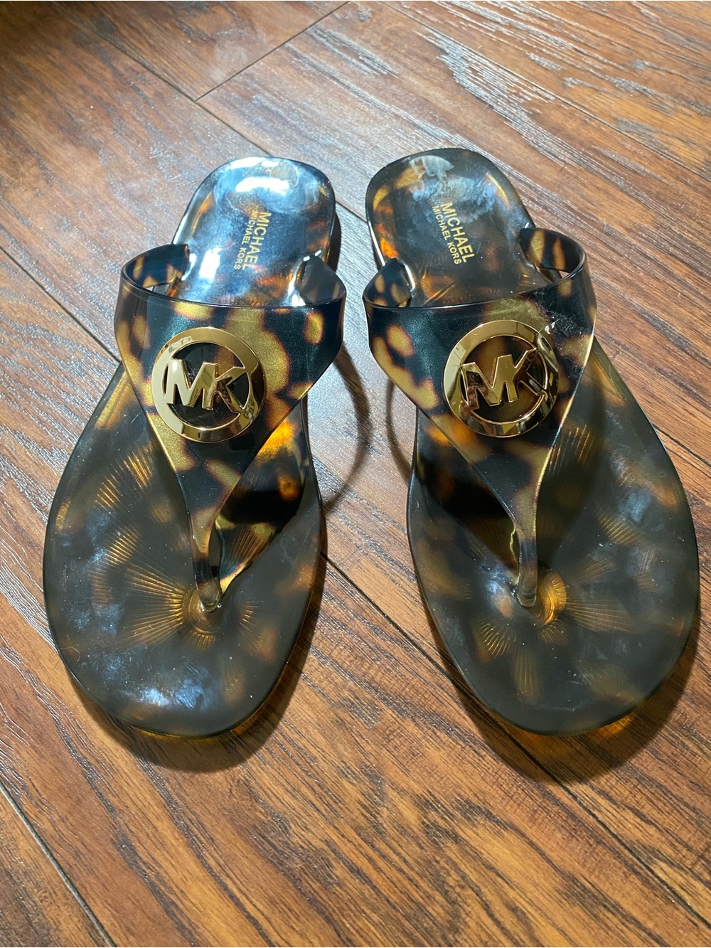 Michael Kors Tortoiseshell Logo Jelly Thong Sandals in Brown and Black